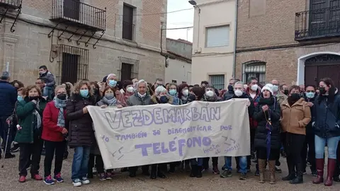 Protesta sanitaria en Morales de Toro de vecinos de Vezdemarbán. Fotografía: PSOE de Zamora