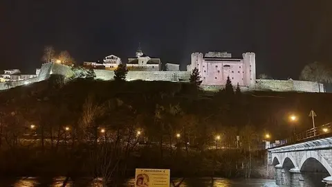 Vista nocturna de Puebla de Sanabria