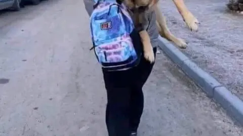 Una ucraniana huye de la guerra con su perro a hombros