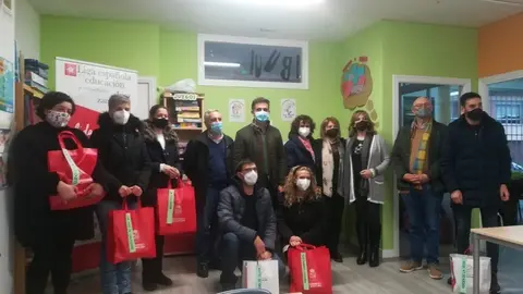 Entrega de libros en la Ludoteca