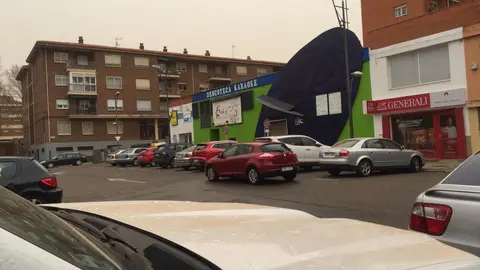 Restos de calima sobre el capó de un vehículo