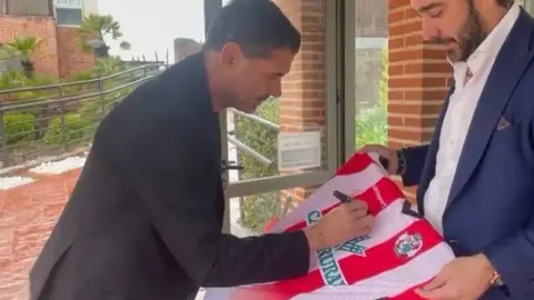 Fernando Hierro firma una camiseta del Zamora