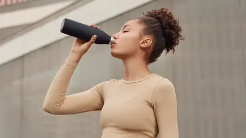 Mujer bebiendo imagen de archivo