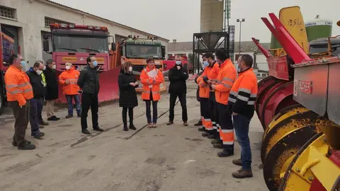 La delegada con el personal del parque de maquinaria de Puebla