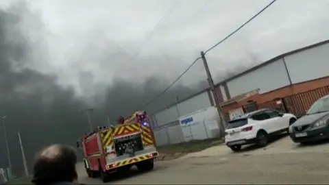 Bomberos en la cooperativa de Coreses