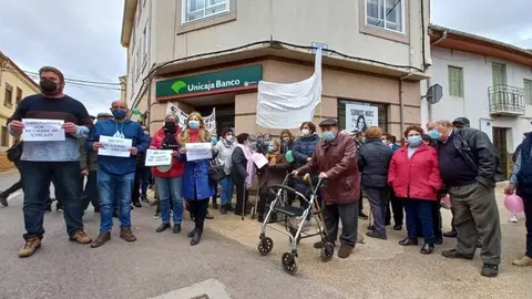 Concentración de vecinos en Morales del Rey. Foto Interbenavente
