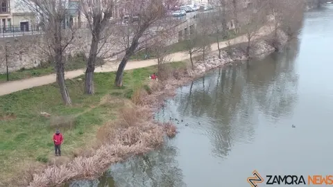 Dos pescadores en el río Duero