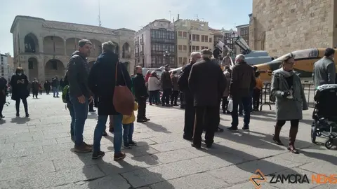 Curiosos ante el simulador del Ejército del Aire