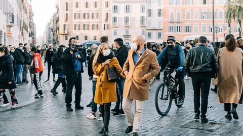 Ciudadanos paseando. Foto de archivo