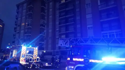 Los bomberos intervienen en una vivienda en la calle Consejo de Europa
