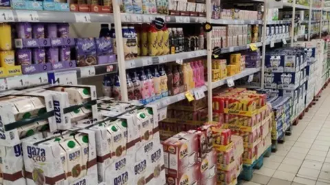 Estanterías repletas en Carrefour