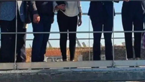 El consejero de Fomento y Medio Ambiente junto a la delegada viendo una estación depuradora