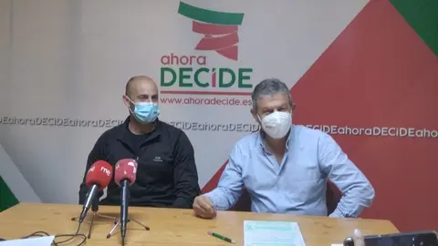 Manuel Fuentes, de Ahora Decide, en rueda de prensa con el bombero Javier Bodego. Foto de archivo