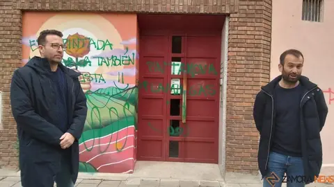 Pintadas en la sede del PSOE contra David Gago