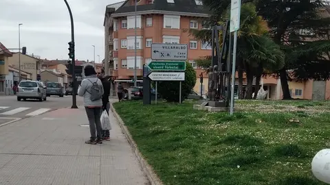 Viandantes en el barrio de Pinilla