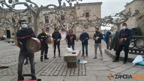 Nueva cacerolada de los bomberos frente a la Diputación de Zamora