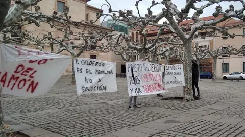 Pancartas de los bomberos en la Diputación de Zamora
