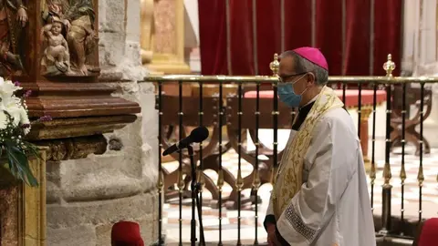 Monseñor Valera preside el rezo en la Catedral