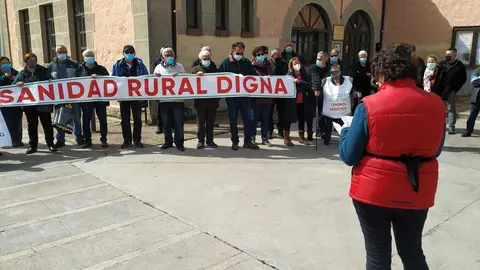 Ángeles Santos procede a la lectura del manifiesto de la Plataforma en Defensa de la Sanidad Pública de Sayago