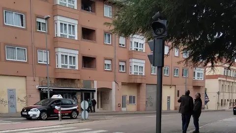 Viandantes en el barrio de Pinilla