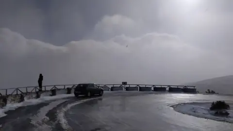 Imagen de archivo de una vía con nieve en Sanabria
