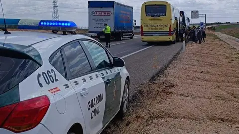 Accidente en la A-66 por reventón de dos ruedas en un autobús a la altura de Roales