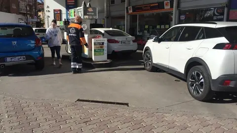 Gasolinera en el centro de Zamora en el primer día de los descuentos de 20 céntimos anunciados por el Gobierno