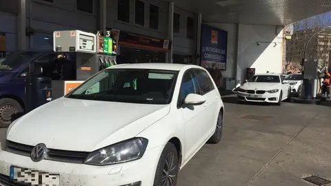 Gasolinera en el centro de Zamora en el primer día de los descuentos de 20 céntimos anunciados por el Gobierno