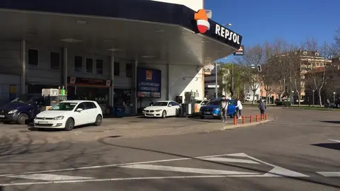 Estación de Repsol en la avenida Requejo en el primer día de descuentos anunciados por el Estado