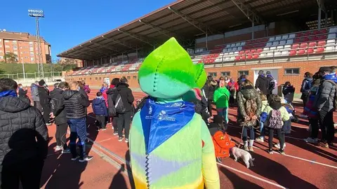 El simpático camaleón toma parte en la XVIII marcha solidaria Autismo Zamora. Fotografía: Trilema Zamora