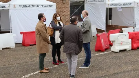 Alcalde y responsables de la Gerencia de Salud frente a las carpas COVID