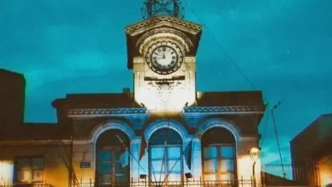 Iluminación en el Ayuntamiento de Fermoselle por el Día del Autismo