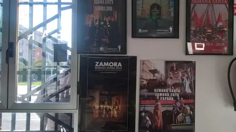 Algunos de los carteles de La Pasión que se exponen en el Bar Tropical