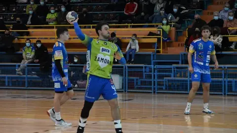 Jugada del Balonmano Zamora Enamora ante el Sarrià