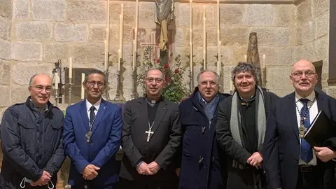 Los cinco abades de la Hermandad con el obispo