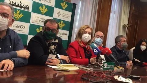 En el centro de la imagen Narciso Prieto, director de Comunicación de Caja Rural