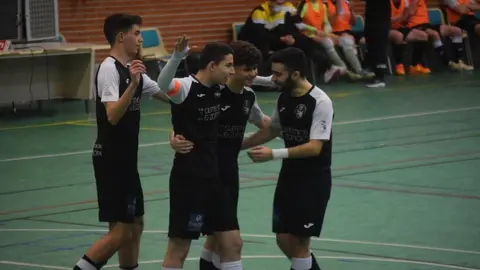 Marcos, Alejandro y Bibi celebran el gol de Óscar