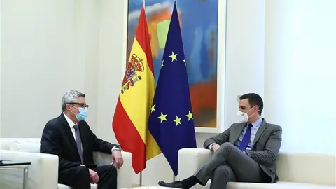 Pedro Sánchez y el embajador de Ucrania en España. Fotografía: Pool Moncloa / Fernando Calvo
