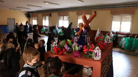 Los alumnos del Amor de Dios desfilan con la imagen de la Esperanza y el Nazareno de San Frontis