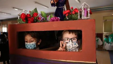 Los alumnos del Amor de Dios desfilan con la imagen de la Esperanza y el Nazareno de San Frontis