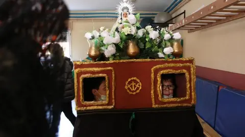 Los alumnos del Amor de Dios desfilan con la imagen de la Esperanza y el Nazareno de San Frontis
