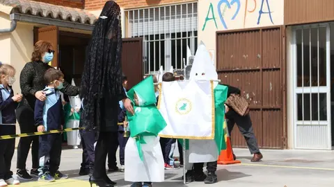 Los alumnos del Amor de Dios desfilan con la imagen de la Esperanza y el Nazareno de San Frontis