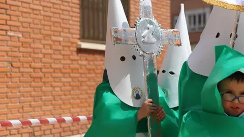 Los alumnos del Amor de Dios desfilan con la imagen de la Esperanza y el Nazareno de San Frontis