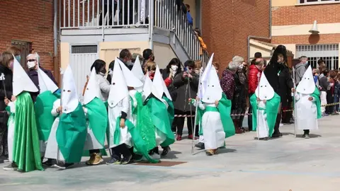 Los alumnos del Amor de Dios desfilan con la imagen de la Esperanza y el Nazareno de San Frontis