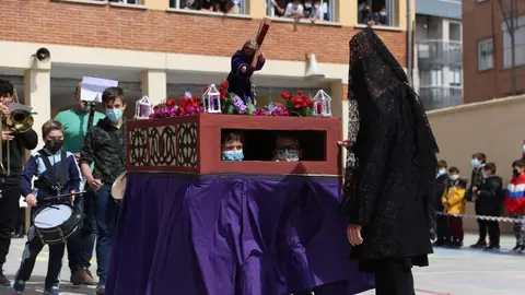 Los alumnos del Amor de Dios desfilan con la imagen de la Esperanza y el Nazareno de San Frontis