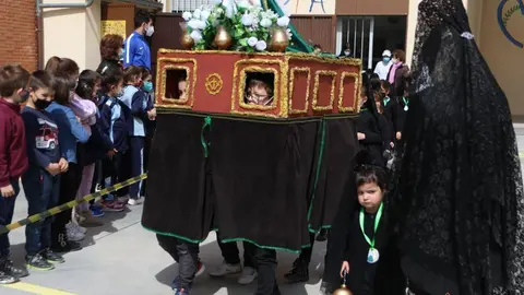 Los alumnos del Amor de Dios desfilan con la imagen de la Esperanza y el Nazareno de San Frontis