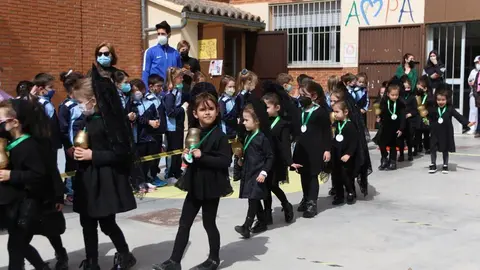Los alumnos del Amor de Dios desfilan con la imagen de la Esperanza y el Nazareno de San Frontis