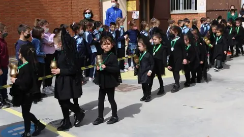 Los alumnos del Amor de Dios desfilan con la imagen de la Esperanza y el Nazareno de San Frontis