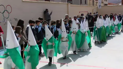 Los alumnos del Amor de Dios desfilan con la imagen de la Esperanza y el Nazareno de San Frontis