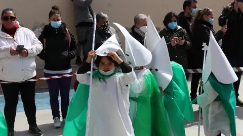Los alumnos del Amor de Dios desfilan con la imagen de la Esperanza y el Nazareno de San Frontis